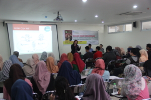 Rizka Septiana Memberikan Kuliah Kehumasan di Ilmu Komunikasi UNISA