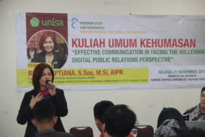 Rizka Septiana Memberikan Kuliah Kehumasan di UNISA