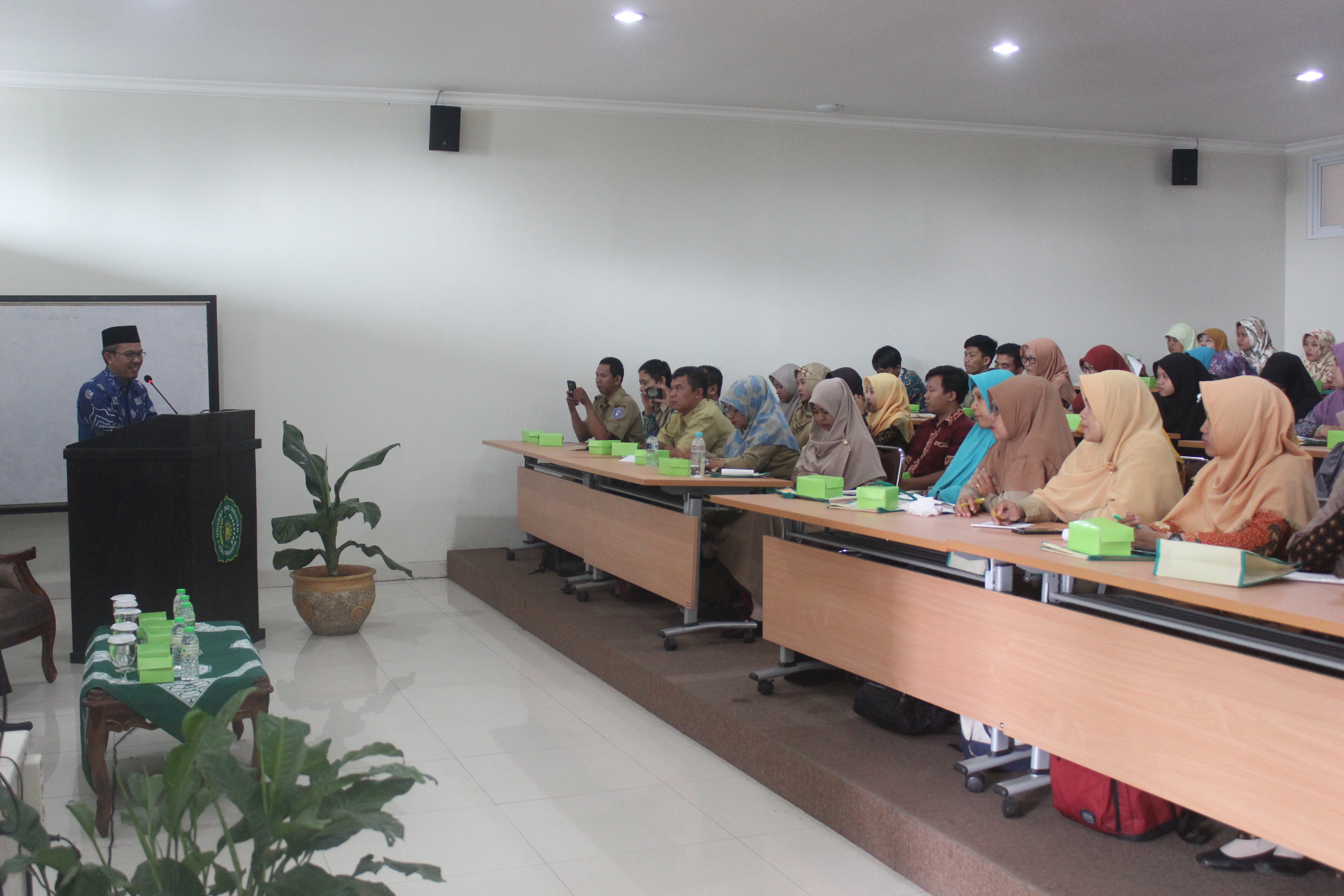 Pemberian hibah dalam pelatihan perpustakaan sekolah muhammadiyah se kabupaten sleman oleh perpustakaan unisa