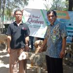 Kurangi sampah plastik unisa bagikan kurban dengan besek bambu