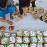 Kurangi sampah plastik unisa bagikan kurban dengan besek bambu