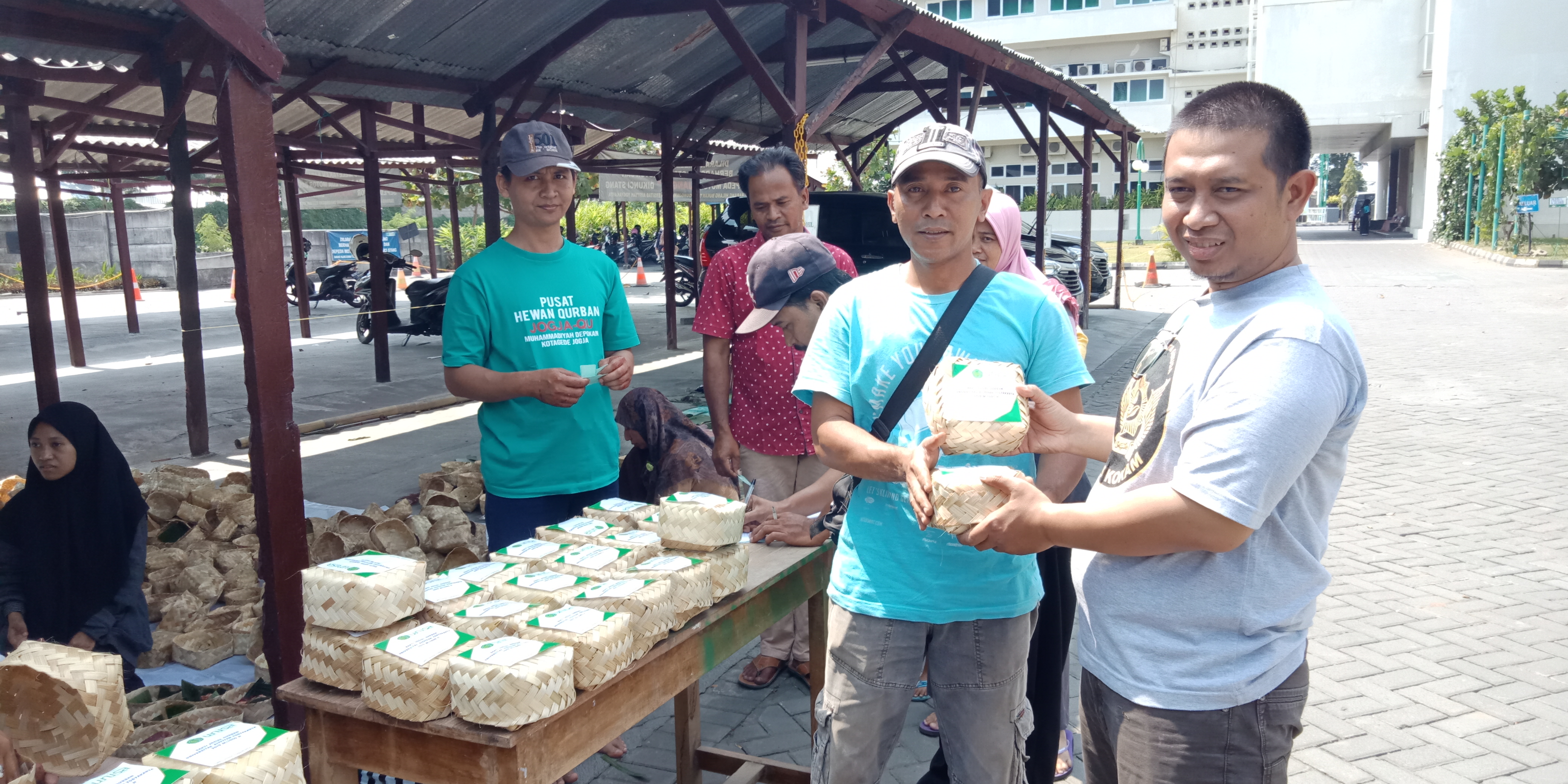 Kurangi sampah plastik unisa bagikan kurban dengan besek bambu