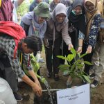 Unisa go green, rektor bersama mahasiswa tanam pohon