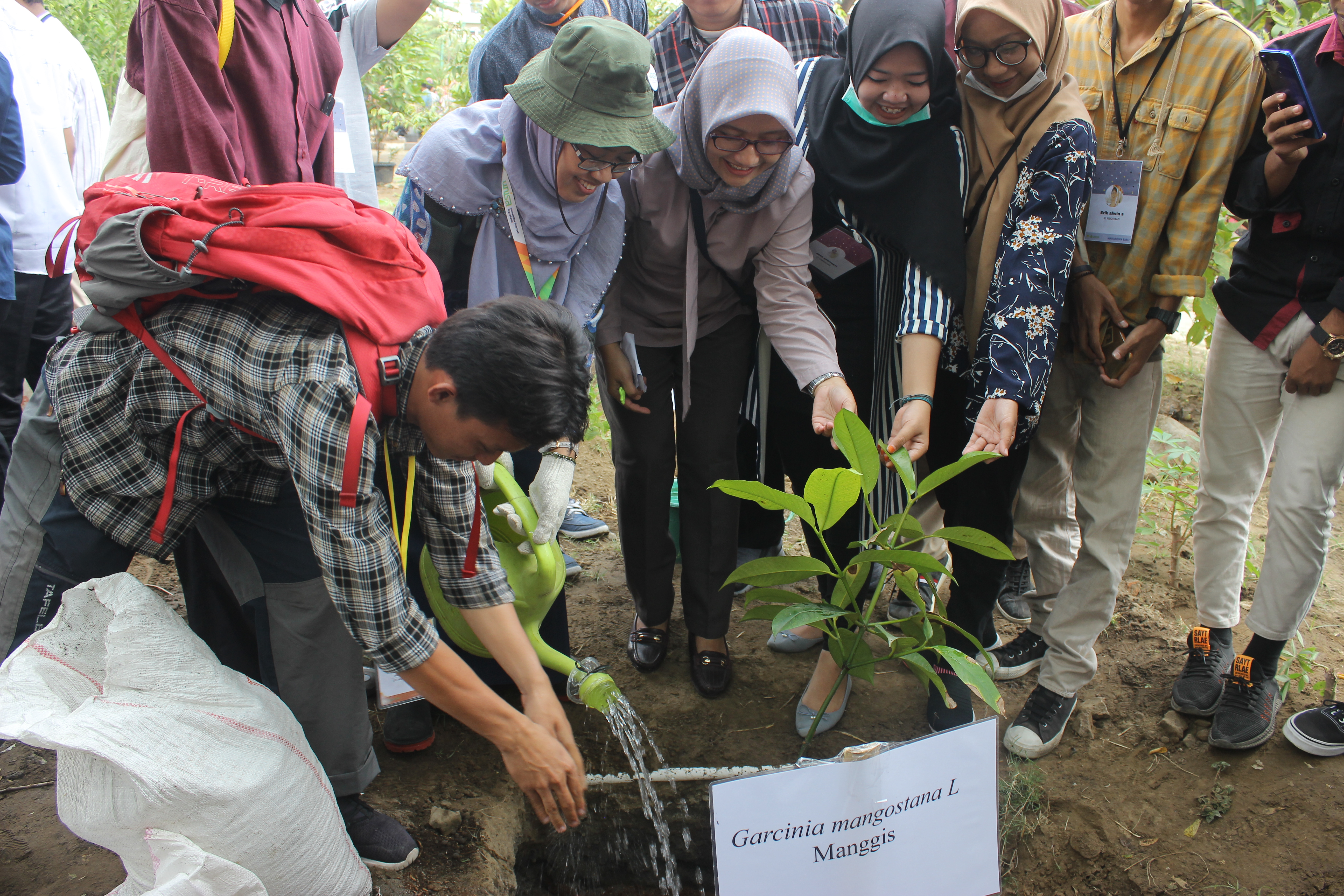 Unisa go green, rektor bersama mahasiswa tanam pohon