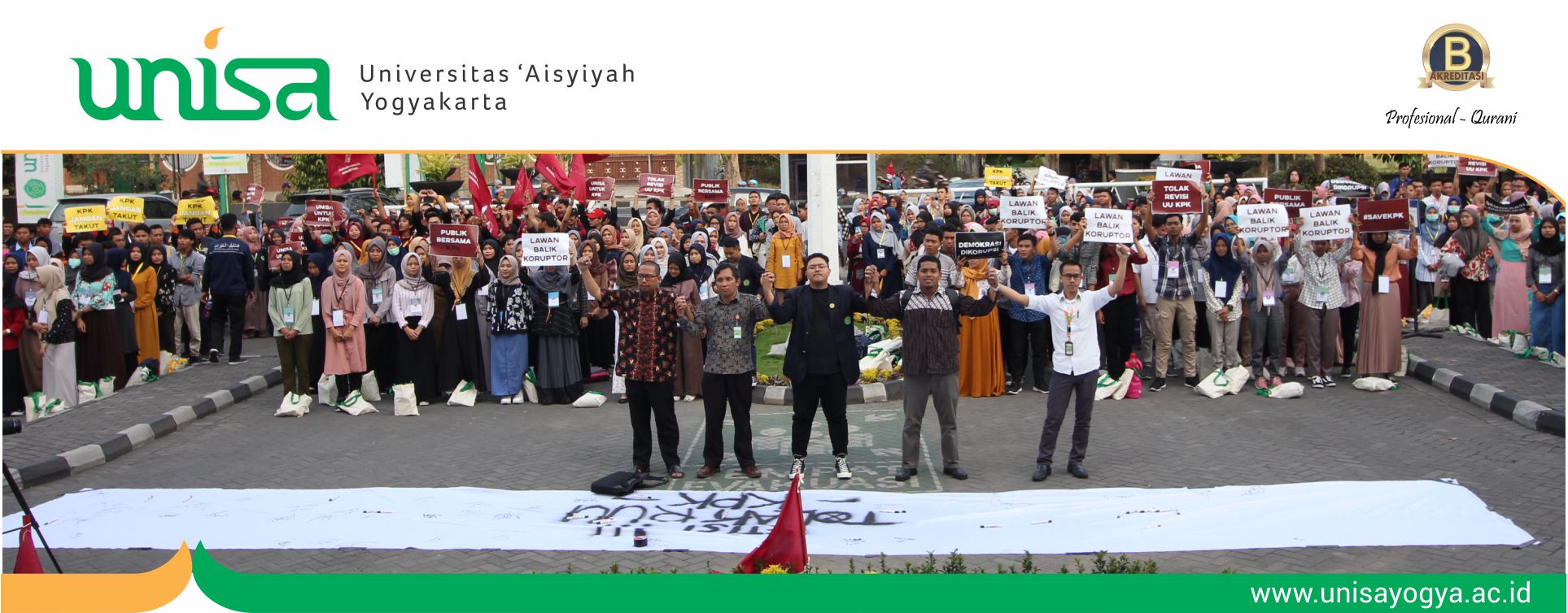 1500 mahasiswa baru unisa melakukan aksi pernyataan sikap dukungan terhadap kpk