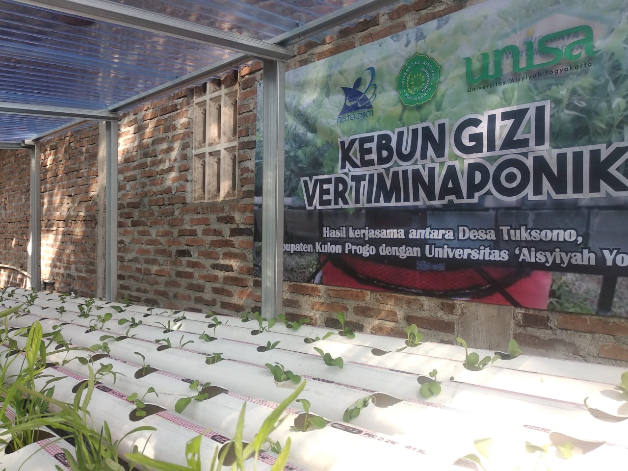 Pemberdayaan masyarakat melalui kebun gizi vertiminaponik untuk mencegah stunting