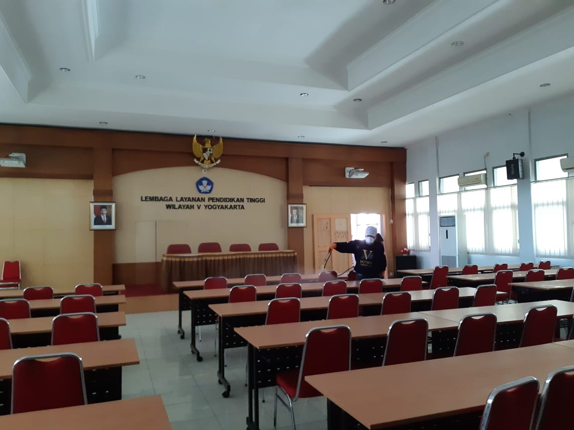 Unisa yogyakarta lakukan penyemprotan di lldikti wilayah v