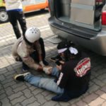 Mahasiswa unisa yogya menjadi timkes dalam demo menolak omnibus law