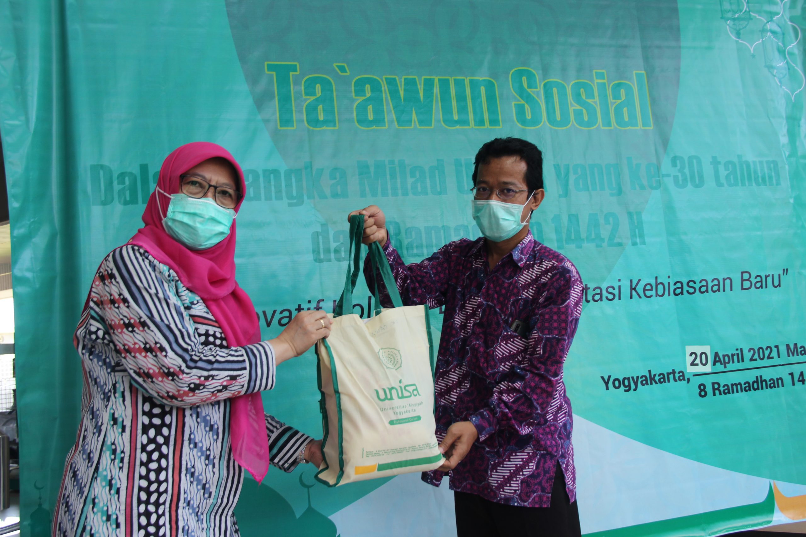 1003 paket sembako sehat dibagi dalam ta’awun sosial unisa yogya
