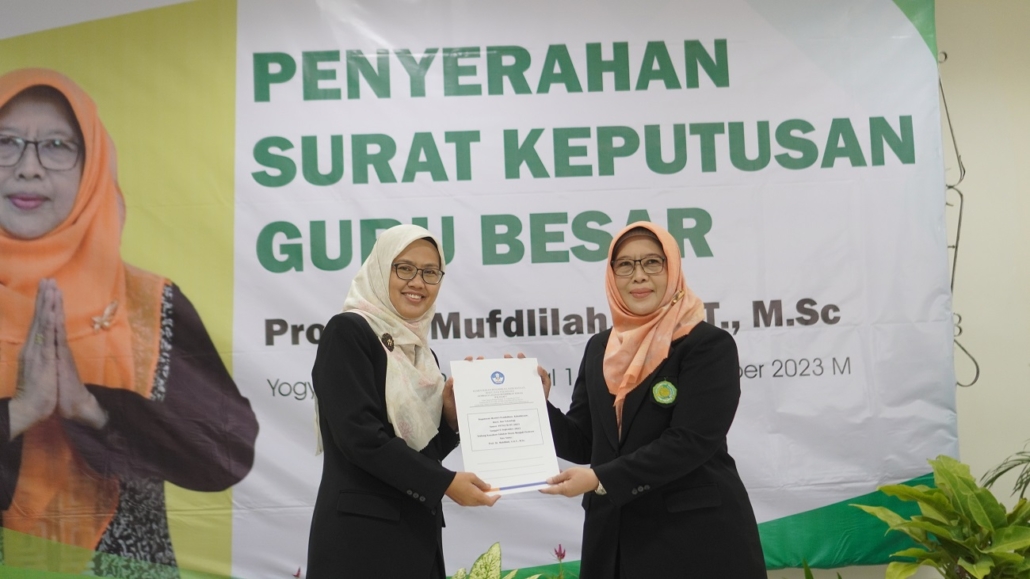 profesor perempuan pertama di Indonesia