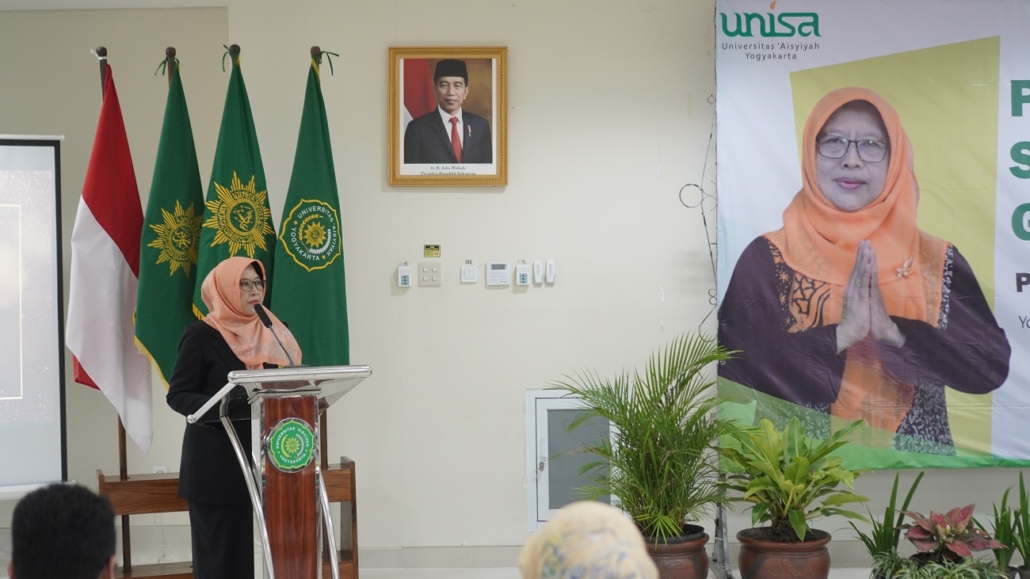 profesor perempuan pertama di Indonesia