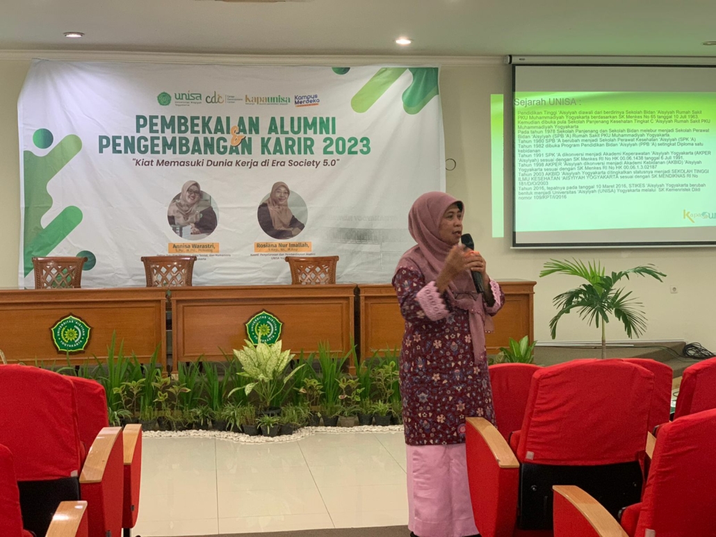 membekali alumni dengan wawasan