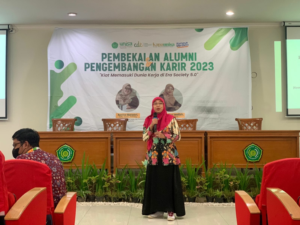 membekali alumni dengan wawasan