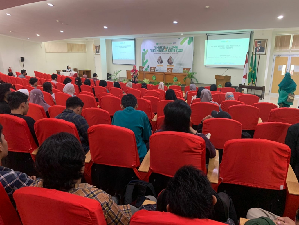 membekali alumni dengan wawasan