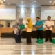 Membagikan sembako 3