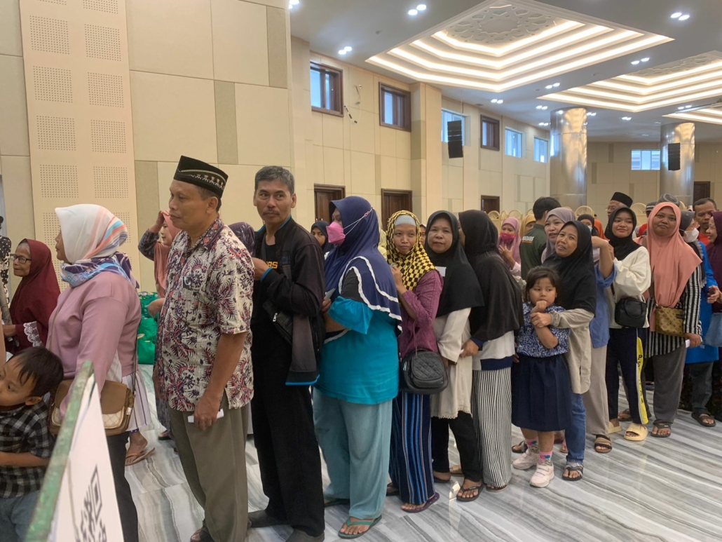 membagikan sembako 
