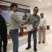 Dosen arsitek menerima penghargaan
