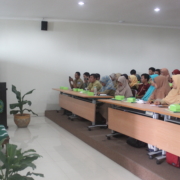 Pemberian hibah dalam pelatihan perpustakaan sekolah muhammadiyah se kabupaten sleman oleh perpustakaan unisa