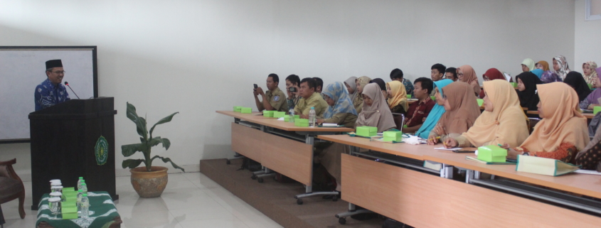 Pemberian hibah dalam pelatihan perpustakaan sekolah muhammadiyah se kabupaten sleman oleh perpustakaan unisa