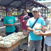 Kurangi sampah plastik unisa bagikan kurban dengan besek bambu