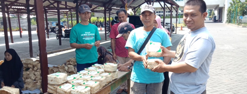 Kurangi sampah plastik unisa bagikan kurban dengan besek bambu