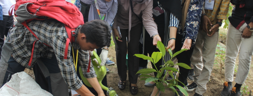 Unisa go green, rektor bersama mahasiswa tanam pohon