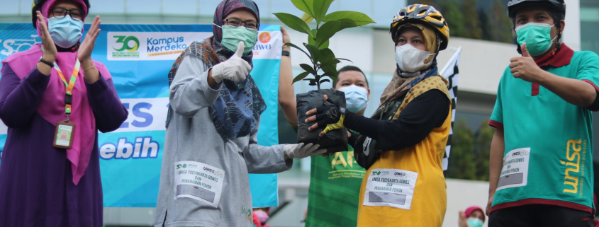 Rektor unisa yk ajak dosen karyawan bersepeda dan menanam pohon