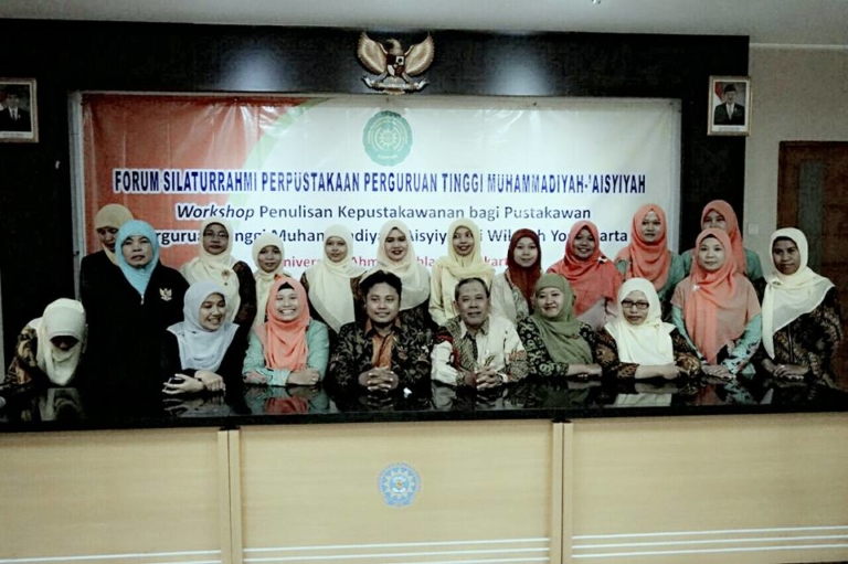 PUSTAKAWAN UNISA YOGYA, UMY, DAN UAD  HARUS BISA MENULIS