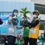Rektor unisa yk ajak dosen karyawan bersepeda dan menanam pohon