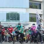 Rektor unisa yk ajak dosen karyawan bersepeda dan menanam pohon