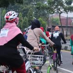 Rektor unisa yk ajak dosen karyawan bersepeda dan menanam pohon