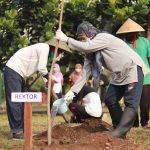 Rektor unisa yk ajak dosen karyawan bersepeda dan menanam pohon