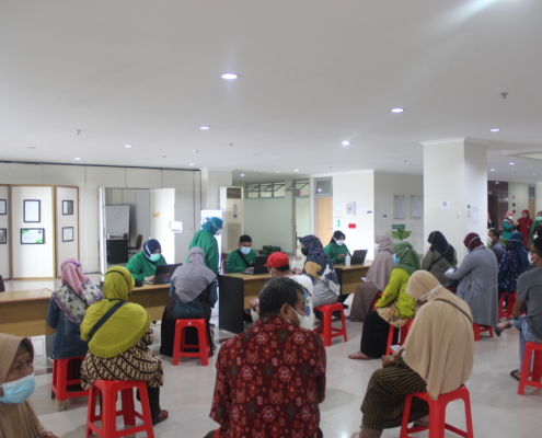 ‘Aisyiyah Gelar Vaksinasi Covid untuk 1221 Lansia dan Pekerja Publik