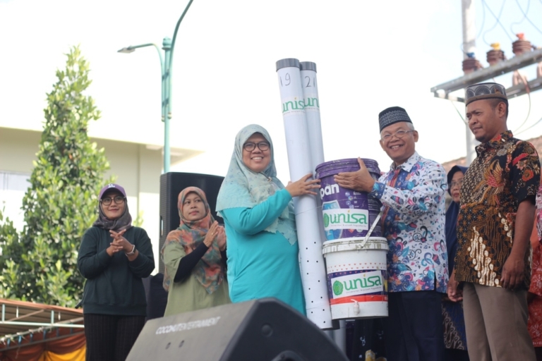 Peduli Permasalahan Sampah, UNISA Yogyakarta Bagikan Komposter Losida Ke Masyarakat