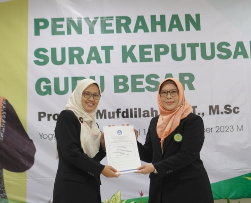 Profesor perempuan pertama di Indonesia