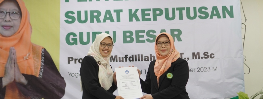 Profesor perempuan pertama di indonesia 1