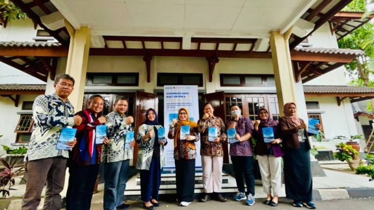 Tim Riset DRTPM Kolaborasi UMY-UNISA Sampaikan Hasil Riset dan Serahkan Buku Luaran Penelitian ke Bupati Sleman