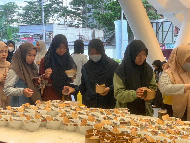 Masjid Walidah Dahlan UNISA Yogyakarta Bagikan 500 Porsi Buka Puasa