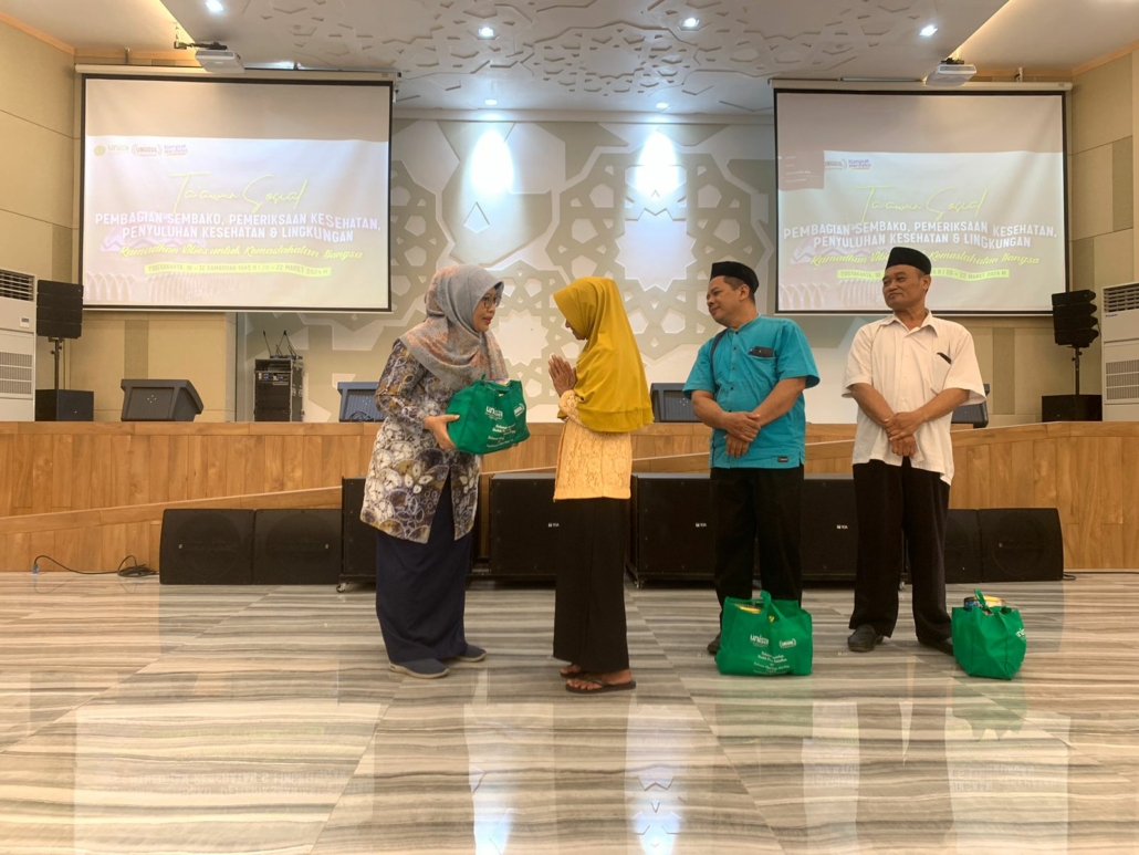 membagikan sembako