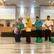 Membagikan sembako 3