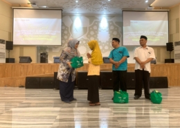 Membagikan sembako