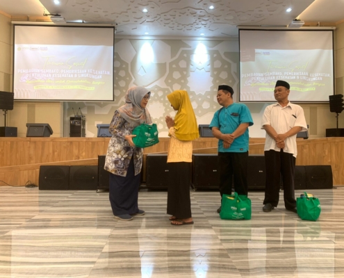 Membagikan sembako