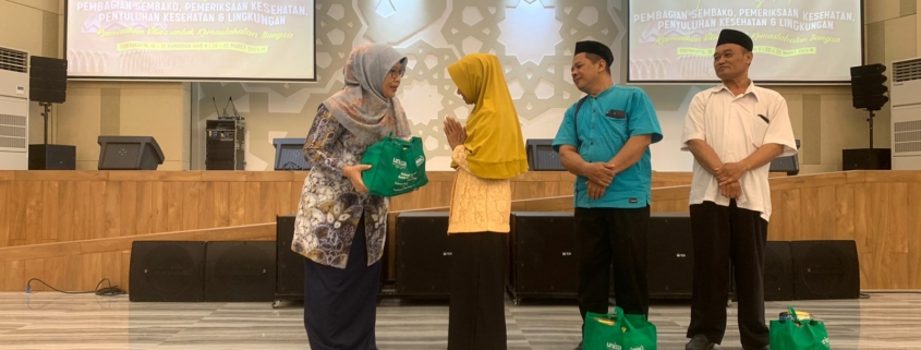 Membagikan sembako 3