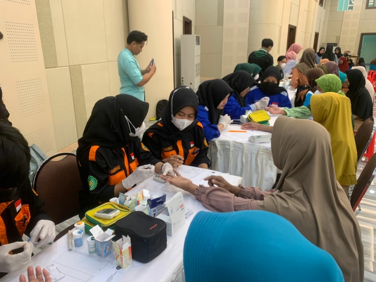 FIKes UNISA Yogyakarta Dukung Kegiatan Pembagian Sembako dengan Pemeriksaan Kesehatan Gratis