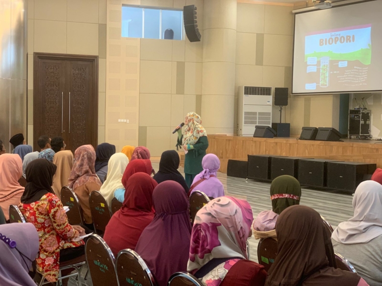 Sosialisasi Pengolahan Limbah Sampah dalam Acara Pembagian Sembako