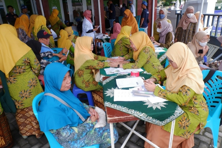 UNISA Yogyakarta Berikan Layanan Kesehatan Pada Jamaah Pengajian Ahad Wage
