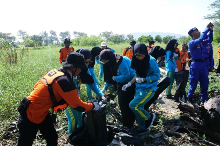 BEM FIKes dan BEM FST UNISA Yogyakarta Gelar Aksi Bersih Pantai Bersama Tim SAR DIY Bantul