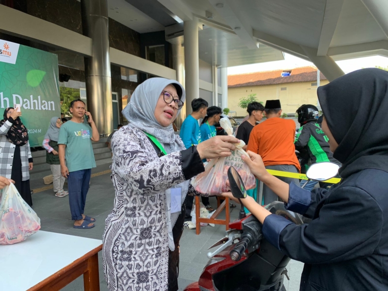 UNISA Bagikan 2000 Paket Daging Kurban dengan Sistem Drive Thru dan Tanpa Plastik