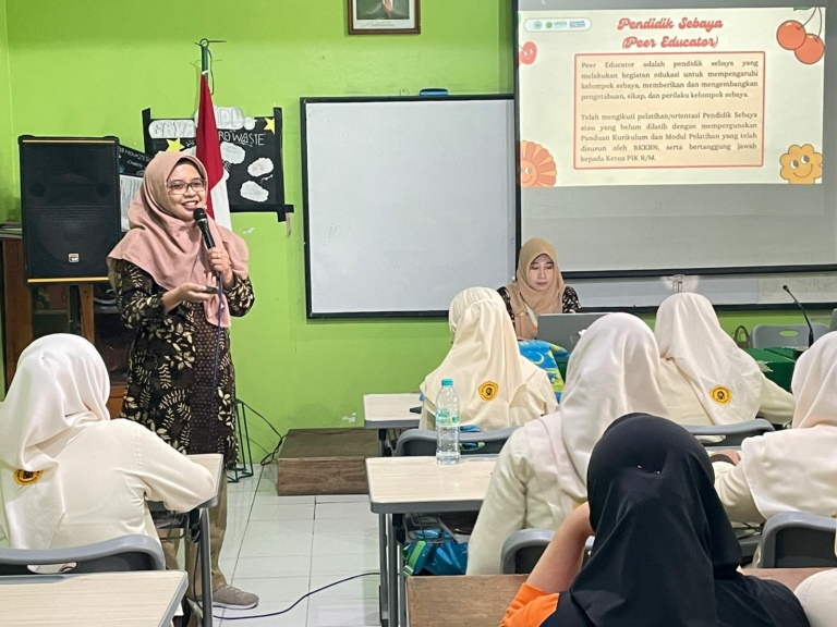 UNISA Edukasi Kesehatan Reproduksi Remaja di SMP Muhammadiyah 10 Yogyakarta
