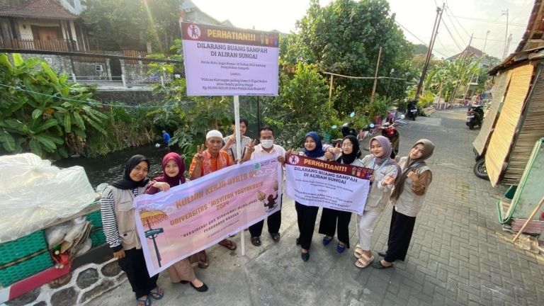 Kurangi Sampah di Serangan dengan Kampanye Plang dan Banner